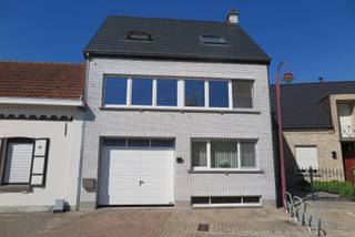 In het centrum van Oosterlo vinden we op de gelijkvloerse verdieping dit mooie appartement.Via de inpandige garage komen we binnen en kunnen we naar...