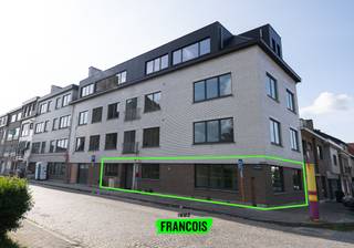 Aan het Heilig Hartplein in Zottegem, vlakbij de kerk van Bevegem, bevindt zich dit ruime en instapklare gelijkvloerse appartement. De ligging...