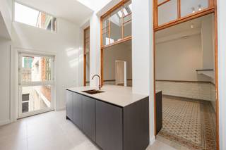 <p><span>UNIEK WONEN IN ART-NOUVEAU MET ALLE MODERNE LUXE EN TECHNIEKEN</span></p><p><span> </span></p><p><span>Met Trots presenteren we deze woonst gelegen in de historische snoepjesfabriek Roodthooft.</span></p><p><span>De fabriek beroemd om zijn wereldwijd gekende "Arabierkes"-Bolletjes. </span></p><p><span> </span></p><p><span>Meer specifiek is dit appartement gelegen op de 1e Verdieping in het hoofdgebouw.</span></p><p><span>Dit appartement is leven in Art-Nouveau met al zijn Finesse, echter rekening houdend met alle Moderne Luxe Technieken en Comfort wat 2025 reeds te bieden heeft.</span></p><p><span> </span></p><p><span>De architecturale afwerking is van Topkwaliteit, elegant Smeedijzer en Moderne Technieken die harmonisch zijn geïntegreerd </span></p><p><span>doorheen de prachtig geklasseerde en gerestaureerde materialen. </span></p><p><span> </span></p><p><span>Alles is op maat vervaardigd,</span><span> een hypergeïnstalleerde en volledig uitgeruste keuken, hoogwaardige parketten, </span></p><p><span>technisch (Akkoestisch) hoogstaand buitenschrijnwerk en talloze moderne technieken.</span></p><p><span> </span></p><p><span>Bovendien heeft dit appartement, ondanks zijn indrukwekkende oppervlakten en hoge plafonds, een energielabel  'A+' wat reflecteert in de moderne voorzieningen en duurzaamheid van de woning.</span></p><p><span> </span></p><p><span>De indeling van het appartement is zorgvuldig ontworpen om de privacy te respecteren, </span></p><p><span>terwijl het tegelijkertijd mogelijkheden biedt voor heerlijke bijeenkomsten in de luxe en imposante leefruimtes. </span></p><p><span> </span></p><p><span>EEN BALANS WAAR COMFORTABELE INTIMITEIT EN HOOGSTAANDE ESTHETIEK SAMENKOMEN </span></p><p><span> </span></p><p><span>Bent u klaar om deze unieke combinatie van luxe en erfgoed te ervaren? </span></p><p><span> </span></p><p><span>Neem contact met ons op</span><span> voor een bezichtiging en laat ons u verwelkomen in uw droomwoning.</span></p><p><span> </span></p>