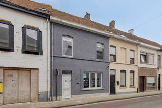 <span><span>Op zoek naar een ruime gezinswoning op een centrale locatie? Deze charmante starterswoning in de Duivenstraat biedt maar liefst <strong>5 slaapkamers</strong>, een <strong>aangename ruime tuin</strong> en een uitstekende ligging op wandelafstand van het centrum, winkels, scholen en het station van Wervik.<br />De woning bevindt zich in een rustige, residentiële buurt met een vlotte verbinding naar de uitvalswegen en de A19. Dankzij de nabijheid van openbaar vervoer, handelszaken, sport- en cultuurvoorzieningen geniet u hier van alle comfort binnen handbereik.<br />De Duivenstraat is een geliefde woonomgeving waar centraal wonen en een aangename leef kwaliteit hand in hand gaan. Deze woning is ideaal voor gezinnen, starters of investeerders die op zoek zijn naar ruimte, een gunstige ligging en een uitstekende bereikbaarheid.<br /><br />Bij het betreden van de woning komt u via de inkomhal in de leefruimte. Aansluitend bevindt zich de keuken, die in verbinding staat met de badkamer met douche en toilet. Er is ook een kelderberging.<br />Op de eerste verdieping vindt u drie ruime slaapkamers. De tweede verdieping beschikt over een vierde slaapkamer en een nog in te richten slaapkamer die ook als berging, bureau of hobbyruimte kan ingericht worden.<br />Dankzij de praktische indeling en de centrale ligging is deze woning ideaal voor een gezin, maar ook uitermate geschikt als investering voor verhuur.<br /><br /><strong><u>Troeven van deze woning:</u></strong></span></span>
<ul>
<li><span><span>5 volwaardige slaapkamers;</span></span></li>
<li><span><span>Ruime, zuid-gerichte tuin;</span></span></li>
<li><span><span>Centrale ligging nabij centrum en station;</span></span></li>
<li><span><span>Winkels, scholen en voorzieningen op wandelafstand;</span></span></li>
<li><span><span>Goede verbinding naar de A19 en omliggende steden;</span></span></li>
<li><span><span>Ideaal als gezinswoning of investering;</span></span></li>
</ul>
<span><span><strong><u>Technische troeven:</u></strong></span></span>
<ul>
<li><span><span>Centrale verwarming en sanitair op aardgas met<strong> recente hoog condensatieketel</strong> van 2021</span></span></li>
<li><span><span>Geïsoleerde woning;</span></span></li>
<li><span><span>Waterverzachter;</span></span></li>
<li><span><span>Dubbele beglazing;</span></span></li>
<li><span><span><strong>EPC-label B</strong>;</span></span></li>
<li><span><span>Laag kadastraal inkomen;</span></span></li>
<li><span><span><strong>Elektriciteit conform.</strong></span></span></li>
</ul>
<span><span>Maak vandaag nog uw afspraak via <strong>051/50 11 51 o</strong>f mail naar <strong>info@diksimmo.be</strong> en ontdek uw nieuwe thuis in hartje Wervik.</span></span>