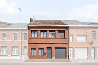 <p>Op zoek naar een ruime woning met karakter? Deze woning biedt een mooie basis voor wie op zoek is naar ruimte én renovatiemogelijkheden.</p><p>Bij het binnenkomen vindt u een ruime inkomhal, een aangename leefruimte en een aparte eetkamer met toegang tot de veranda en de tuin. Verder beschikt het gelijkvloers over een keuken, een badkamer die in 2016 werd gerenoveerd en een ruime garage met grote poort.</p><p>Op de eerste verdieping bevinden zich 3 bijzonder ruime slaapkamers van ca. 20 m², 20 m² en 18 m², naast een tweede badkamer.</p><p>De grote troef van deze woning is de zolderverdieping van ca. 54 m², bereikbaar via een vaste trap. Deze ruimte biedt tal van mogelijkheden en kan worden ingericht met 2 extra ruime kamers of meer.</p><p>Daarnaast zijn er een kelder en verschillende praktische bergruimtes aanwezig.</p><p>TROEVEN:</p><p>• 3 ruime slaapkamers</p><p>• 2 badkamers</p><p>• Zolder van ca. 54 m²</p><p>• Mogelijkheid tot 2 extra kamers</p><p>• Garage met grote poort</p><p>• Veranda en tuin</p><p>• Kelder en veel bergruimte</p><p>• EPC-label D</p><p>• Centrale ligging nabij Sint-Gillis en Dendermonde</p><p>Een ruime karaktervolle woning met veel potentieel, ideaal voor wie een woning volledig naar eigen smaak wil renoveren en tegelijk op zoek is naar extra ruimte voor de toekomst.</p><p>Interesse? plan uw bezoek in via WWW.WOONVAST.BE of contacteer morgane via morgane@woonvast.be of 0498 60 61 75 voor meer informatie of een bezoek.</p>