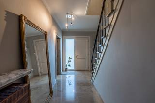 Instapklare en gerenoveerde gezinswoning!<br /><br />We betreden deze leuke woning via de inkomhal om vervolgens door te gaan naar de ruime en lichtrijke leefruimte. Deze is onderverdeeld in een ruime eetkamer en een gezellige zithoek met zicht op de tuin en het overdekt terras. Naastliggend hebben we een volledig geïnstalleerde keuken voorzien van alle comfort en moderne toestellen. Achteraan is er nog een zeer ruime en praktische berging/wasplaats met een extra inloopdouche. Tevens is hier ook nog een apart gastentoilet.<br /><br />Op de 1ste verdieping vinden we 3 slaapkamers terug en een moderne badkamer (2024) met hoekbad, lavabomeubel met spiegelkast en een 2e toilet. De zolder is toegankelijk via een trapluik en is uitermate handig en geschikt om tal van spullen te kunnen stockeren. Ook in de voorraadkelder kan u nog extra zaken opbergen.<br /><br />Zetten we een stap naar buiten hebben we een leuk overdekt terras en een mooie tuin voorzien een ruime garage en een tuinhuis.<br /><br />Op vlak van ligging zitten we tegen het centrum van Geel, met een goede verbinding naar de omliggende gemeenten en de E313. Alsook winkels, openbaar vervoer en scholen zijn in de buurt.<br /><br />Troeven:<br />- 16 Zonnepanelen met 6000 wp<br />- Recente cv ketel op aardgas (2025)<br />- instapklare gezinswoning (renovatie tussen 2020 en 2025)<br /><br />Bent u geïnteresseerd en wenst u een bezoek? Bel ons op het nummer 014 58 02 08.