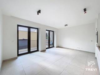<p>Situé au cœur du nouveau projet résidentiel Mench à Schaerbeek, ce studio neuf de près de 50m² vous séduira par son équilibre parfait entre confort et cadre de vie apaisant. <br />Développé autour d’un vaste jardin intérieur paysager, le projet offre un environnement calme et verdoyant, tout en bénéficiant d’une excellente accessibilité à proximité immédiate des transports, commerces et grands axes. <br />Le studio propose un espace de vie optimisé et lumineux, pensé pour maximiser chaque mètre carré. La pièce principale s’ouvre sur une cuisine super-équipée, idéale pour un quotidien fonctionnel et agréable. Vous profiterez également d’un espace extérieur privatif, véritable prolongement de votre espace de vie.<br />Les prestations techniques répondent aux standards actuels : excellente performance énergétique avec un PEB A, pompe à chaleur, panneaux, système double flux, chauffage au sol, matériaux de qualité et finitions soignées. Faibles provisions. Libre immédiatement. Possibilité de louer un emplacement de parking en supplément (avec ou sans borne de recharge). Mesures données à titre indicatif.<br /><br /><span>Composition</span> :</p>
<ul>
<li>Hall d'entrée</li>
<li>Salle de douche avec WC</li>
<li>Pièce de vie + cuisine USA full équipée</li>
<li>Buanderie</li>
</ul>