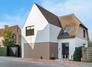 Superbe villa avec vue sur les Polders.<br /><br />Située au bord du Zoute, cette villa de nouvelle construction vous offre le summum du confort et de la tranquillité. Le rez-de-chaussée comprend un magnifique hall d'entrée avec de belles hauteurs de plafond, des toilettes pour les invités. Un espace de vie lumineux. La cuisine entièrement équipée et le coin repas s'intègrent élégamment à l'espace de vie et offrent un accès direct à la terrasse, d'où vous pourrez profiter d'une vue unique sur les polders.<br /><br />Le premier étage comprend 3 chambres à coucher. La chambre principale dispose d'une salle de bains en-suite, équipée d'un double lavabo, d'une douche à l'italienne et d'une baignoire. Deuxième et troisième chambre avec salle de douche. Une quatrième chambre spacieuse avec salle de bains en-suite au 2ème étage.<br /><br />La villa dispose d'un sous-sol complet, où se trouve une grande salle polyvalente pouvant servir comme fitness, home cinéma ou espace de détente.<br />Un garage pour une voiture.<br />PEB: Classe-A