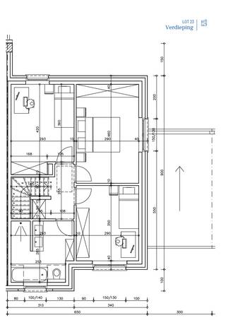 Ontdek de charme van deze energiezuinige E30 nieuwbouwwoning in het hart van Evergem – een waar pareltje onder de woningen! Genesteld op een royaal perceel van 329m2, met een oostelijke oriëntatie, wordt deze woning volledig afgestemd op jouw wensen en behoeften. <strong>Tevens valt de woning onder 6% BTW</strong>. De woning onderscheidt zich door een doordachte indeling op het gelijkvloers met een ruime inkom voorzien van mogelijkheden voor een grote vestiairekast en een gastentoilet. Daarnaast biedt het gelijkvloers een open keuken en een leefruimte met natuurlijk licht evenals een handige grote wasplaats. De eerste verdieping verwelkomt je met 3 slaapkamers, een badkamer compleet met zowel een bad als een douche en voorzien van een vaste trap naar de zolder.  Deze tot in de puntjes afgewerkte woning straalt praktisch comfort uit. Benieuwd en klaar om je droomhuis te ontdekken? Aarzel niet en neem contact met Ewout via 0497 588 888 of  e-mail naar contact@huysmanbouw.be