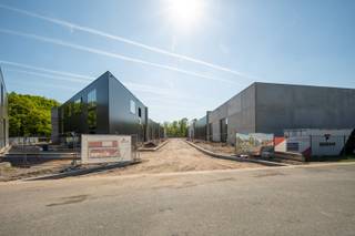 ASPARK - KMO UNIT 1 - 216 m² <br />Het bedrijvenpark "ASPARK" bestaat uit 31 kwalitatief hoogstaande KMO-units met complementaire kantoren en showrooms met een oppervlakte van 144 m² tot 388 m². Deze site van ong. 8.000 m² is strategisch gelegen op de hoek van de Steenweg en Ambachtenstraat en biedt de voorliggende units een uitstekende, pertinente zichtlocatie. Het bedrijvenpark bevindt zich op de verbindingsweg Genk - As, langs een fietssnelweg, op amper 3 km van het op- en afrittencomplex E-314 Genk-Brussel-Leuven en vlakbij de N75.<br />Opslag- en KMO units in verschillende niveaus en formaten zijn beschikbaar. Alle units worden uitgerust met een sectionale poort met loopdeur, lichtstraat, LED-verlichting, wateraanvoer en elektriciteit met aparte meter. Vloeren worden voorzien in gepolierd beton met een voorziene vloerbelasting van 1 ton/m². Reclametotem met naam en brievenbus. Parkeerplaatsen zijn inbegrepen in de prijs, aantal afhankelijk van unit. Start der werken is gepland in het voorjaar 2024.<br /><br />Voor meer info/indelingsplannen bel Danny op 0471/10.00.69 of Dario op 0472/09.27.56 of 011/22.19.17 - danny@limburgsvastgoed.be of dario@limburgsvastgoed.be of kijk op www.limburgsvastgoed.be