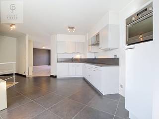 <p>Ruim duplex-appartement van 120 m² met twee terrassen en EPC-B in het hartje van Landen. Mogelijkheid tot aankoop van ondergrondse garagebox!<br /><br />Welkom in het hart van Landen, waar dit ruime duplex appartement je meteen zal verrassen.<br /><br />Gelegen in Residentie De Wijngaard, pal aan het Marktplein, combineert dit appartement een centrale ligging met een aangenaam wooncomfort.<br /><br />Met een bewoonbare oppervlakte van maar liefst 120 m² en twee terrassen geniet je hier op elk moment van de dag van zon en licht.<br />Via de gemeenschappelijke inkomhal bereiken we het appartement op de derde verdieping.<br /><br />We komen terecht in een centrale inkomhal die toegang geeft tot de slaapvertrekken en de trap naar de bovenliggende leefruimte.<br />Op deze verdieping bevinden zich twee slaapkamers en een verzorgde badkamer, uitgerust met een ligbad met douchefunctie, een dubbele wastafel en een toilet.<br /><br />Via één van de slaapkamers heb je bovendien toegang tot een gezellig, oostgericht terras.<br />De ideale plek om de dag rustig te starten met een kop koffie in de ochtendzon.<br /><br />Via de trap begeven we ons naar de bovenste verdieping, waar zich de leefruimte bevindt.<br /><br />Meteen valt de aangename lichtinval op.<br />De woonkamer geeft rechtstreeks uit op het ruime, zuidwestgerichte terras met een prachtig zicht over het Marktplein.<br />Hier geniet je de hele namiddag en avond van de zon en de levendige sfeer van het stadscentrum.<br /><br />De geïnstalleerde keuken met ontbijthoek sluit mooi aan op de leefruimte en biedt alle comfort voor het dagelijkse leven.<br />Verder beschikt deze verdieping nog over een praktische berging met aansluiting voor wasmachine en droogkast, evenals een afzonderlijk toilet.<br /><br />Ook praktisch heeft dit appartement heel wat te bieden.<br />Zo beschik je over een privatieve kelderberging waardoor je steeds voldoende opbergruimte hebt.<br /><br />Ben je op zoek naar een ruim appartement met twee terrassen en alle voorzieningen op wandelafstand?<br />Dan is dit zonder twijfel een bezoek waard. Hier woon je midden in het centrum van Landen, met winkels, horeca, openbaar vervoer en alle dagelijkse voorzieningen letterlijk om de hoek.</p>