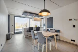 Dit gebouw werd gebouwd in 2016 en ligt ideaal in een rustige straat tussen de grote en kleine ring van Hasselt. Snel in en snel uit de stad!...