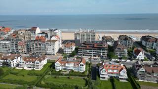 Uniek aanbod: handelspand te koop op de Kustlaan in het Zoute.- Gelijkvloers van 158 m² met 3m30 meter vrije plafondhoogte.- Gevelbreedte 1193 m-...