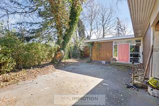 Het perceel van 2367m² met volgroeide tuin, ligt in 2de bouwlijn van de Rodenburgstraat 9, en herbergt een éénlagige totaal te renoveren woning...