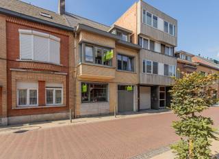 <h1><span>Opbrengstgebouw met 2 ruime appartementen in centrum Lebbeke interessante investering!</span></h1><p><span>Bent u op zoek naar een kwalitatief opbrengsteigendom met een mooie huuropbrengst en een uitstekende ligging? Dan is dit volledig gerenoveerde gebouw met 2 ruime appartementen in het centrum van Lebbeke zeker een bezoek waard!</span></p><p><span> </span></p><p><span>Dit verzorgd opbrengstgebouw bevindt zich op een bijzonder gunstige locatie, op wandelafstand van winkels, scholen, openbaar vervoer en het station van Lebbeke. Dankzij de centrale ligging zijn alle dagelijkse voorzieningen vlot bereikbaar.</span></p><p><span>Het gebouw werd omstreeks </span><span>2015 volledig gerenoveerd van A tot Z</span><span> en bestaat uit </span><span>2 afzonderlijke, ruime wooneenheden</span><span> met elk hun eigen troeven.</span></p><p><span> </span></p><h2><span>Gelijkvloers appartement (111 m²)</span></h2><p><span>Via de gemeenschappelijke inkomhal met berging bereikt men het privatieve appartement.</span></p><p><span>De indeling omvat: privatieve inkomhal, ruime kelderruimte van ca. 40 m², gezellige woon- en leefruimte met veel natuurlijke lichtinval, open, volledig uitgeruste keuken, 2 slaapkamers, badkamer met lavabomeubel en douche, apart gastentoilet, aangename binnenpatio/terras van ca. 10 m², gezellige, volledig ingesloten </span><span>zuidgerichte tuin van ca. 60 m²</span><span> waar men heerlijk kan genieten van rust en privacy. </span></p><p><span> </span></p><p><span>Triplex appartement (165 m²)</span></p><p><span>Dit ruime appartement strekt zich uit over meerdere verdiepingen en biedt uitzonderlijk veel leefruimte.</span></p><p><span>De indeling: zeer ruime woonruimte, keuken met aparte eetruimte, overloop/gang met apart gastentoilet, maar liefst </span><span>5 slaapkamers</span><span>, moderne badkamer met ruime inloopdouche en dubbel lavabomeubel, ruime berging/wasplaats, zonnig dakterras waar u heerlijk kan genieten van een barbecue of ontspanningsmoment. </span></p><h2><span> </span></h2><h2><span>Extra troeven: </span><span>volledig gerenoveerd gebouw (ca. 2015), elektrische installaties </span><span>conform</span><span>, EPC </span><span>gelijkvloers</span><span>: </span><span>227 kWh/m² label C </span><span>-</span><span> </span><span>EPC </span><span>triplex</span><span>: </span><span>165 kWh/m² label B </span><span>(Geen renovatieplicht), centrale ligging in centrum Lebbeke. <br />Interessante huuropbrengst, momenteel zijn beide appartementen verhuurd:</span></h2><ul><li><span>Gelijkvloers appartement: </span><span>695/maand</span><span> </span></li><li><span>Triplex appartement: </span><span>858/maand</span><span> </span></li></ul><p><span>Totale maandelijkse huuropbrengst: 1.553/maand</span></p><p><span> </span></p><h3><span>Mogelijkheid tot aankoop garagebox</span></h3><p><span>Optioneel bestaat de mogelijkheid om de afgesloten garagebox tegenover het gebouw (</span><span>huisnummer 26</span><span>) mee aan te kopen voor </span><span>35.000</span><span>. Deze garagebox is momenteel verhuurd aan </span><span>80/maand</span><span>.</span></p><p><span> </span></p><p><span>Een ideale investering voor wie op zoek is naar een instapklaar opbrengstgebouw met een sterke ligging en een mooi rendement. Kom deze interessante eigendom ontdekken in het centrum van Lebbeke en contacteer Immo Twins vandaag nog voor een bezoek!</span></p><p><span>Contacteer ons voor meer informatie of om een afspraak in te plannen, T. 052/55.55.55 | </span><span><span>info@immotwins.b</span></span><span>e - www.immotwins.be </span></p><p><span> </span></p>