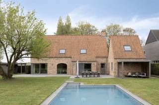 Welkom in deze prachtige woning in Puurs, een oase van rust en stijl. Deze charmante woning biedt een royale leefruimte van 250m² met...