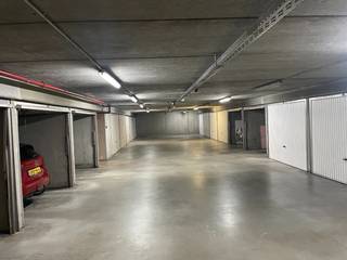 Gesloten garagebox in een afgesloten en ondergronds garagecomplex. Garagebox is onmiddellijk vrij en heeft een huurprijs van 150 Euro per maand. Afmetingen van de garagebox:B: 2,8 m H: 2 m L: 5,1 m