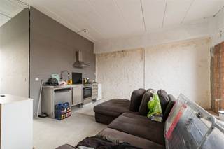 <p><span>Appartement avec 1 chambre et terrasse (12m²) à Merksem</span></p><p><span> </span></p><p><span>Situation :</span></p><p><span>Cet appartement est à vendre dans un quartier récemment rénové et réaménagé de Merksem, dans la Heirmanstraat. En face de l'appartement se trouve une place verte. En outre, toutes les possibilités de transport public, les magasins et les établissements de restauration sont accessibles à pied.</span></p><p><span> </span></p><p><span>Disposition :</span></p><p><span>L'appartement est situé au deuxième étage d'un immeuble de 6 appartements. Il n'y a pas d'ascenseur et donc pas de frais communs ! Vous pouvez garer votre voiture dans le garage, qui peut également être acheté. Vous pouvez ranger votre vélo en toute sécurité dans le local à vélos commun.</span></p><p><span> </span></p><p><span>L'espace de vie est situé à l'arrière et a un accès direct à la terrasse d'environ'd'une superficie d'environ 8,5m². La cuisine est ouverte et dispose d'un espace de rangement pratique à côté. De plus, il y a une autre chambre à coucher, avec une salle de bain attenante et des toilettes séparées.</span></p><p><span> </span></p><p><span>Détails :</span></p><p><span>- rénové en 2023</span></p><p><span>- loué 850 euros/mois</span></p><p><span>- pas de frais communs</span></p><p><span>- électricité conforme</span></p><p><span>- surface habitable 55m² cfr. EPC</span></p><p><span> </span></p><p><span>Vous êtes intéressé par cet appartement à Merksem, vous cherchez d'autres biens immobiliers ou vous souhaitez connaître la valeur de votre bien ? Dans ce cas, BOLT immo est l'agence qu'il vous faut ! Nous nous ferons un plaisir de vous aider.</span><span> </span></p><p><span> </span></p>