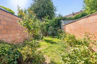 Deze leuke deels te renoveren woning is gelegen in de Bankstraat, op een Zuid-gericht perceel en ligt op wandelafstand van het Mariapark.  Goede verbinding via de binnenringbus naar het Station van Leuven, Gasthuisberg, Imec, enz ...  Het gelijkvloers omvat een open leefruimte met achterliggende keuken en eetplaats met een kleine berging.  Het terras en de tuin zijn Zuid-gericht.  Op het 1ste verdiep is er een grote slaapkamer aan de voorzijde en een badkamer aan de achterzijde met zicht op de tuin.  De 2de slaapkamer bevindt zich op de zolderverdieping.  Er is tevens een ondergrondse kelder bereikbaar via een vaste trap.<br />EPC-label C, score 284 - asbestveilig.<br />Indien u deze woning graag bezoekt dan kan u mij steeds bereiken via vincent@immojanstas.be of 0477284876.<br />Bijkomende info (EPC, bodemattest, elektriciteitsattest, enz...) kan U hier downloaden ↓