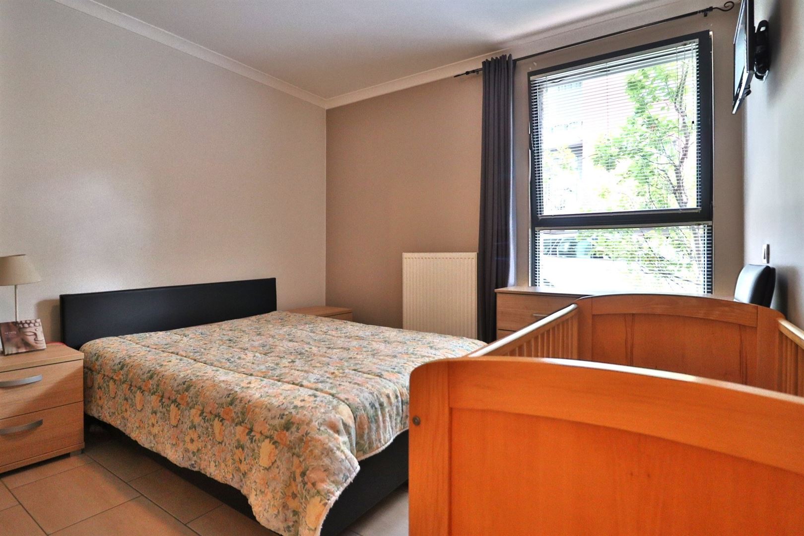 Gelijkvloers appartement met tuintje en autostaanplaats - foto 5