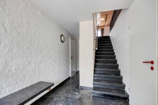 In een groene, residentiële buurt van Alsemberg ligt deze vrijstaande villa op een mooi perceel van 12a12ca. Je geniet hier van een...