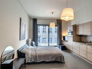 <p>Imaginez-vous rentrer chez vous en plein cœur de Leuven, dans un studio lumineux et parfaitement entretenu, niché au premier étage d'un immeuble construit en 2012. Situé Parijsstraat, à deux pas de toutes les commodités, ce bien conjugue calme résidentiel et proximité immédiate du centre-ville. Un cadre idéal pour qui recherche un pied-à-terre fonctionnel, moderne et prêt à l'emploi.</p><p>Dès l'entrée, l'espace de vie s'ouvre sur une cuisine équipée de 7 m², pensée pour allier praticité et convivialité. La chambre, généreuse pour un studio avec ses 10 m², offre un véritable coin nuit séparé, un vrai plus pour l'intimité au quotidien. La salle de bain de 6 m², avec douche intégrée dans la baignoire, complète l'ensemble avec une finition soignée. Une cave vient s'ajouter aux espaces de rangement, pratique pour libérer de la place dans les 47 m² habitables. Un agréable terrasse de 6 m² permet de profiter de quelques instants en plein air, thé ou café à la main.</p><p>Ce bien se distingue par ses nombreux atouts pratiques : un garage fermé et un emplacement de parking intérieur sont inclus, un confort non négligeable en centre-ville. L'immeuble dispose d'un ascenseur, d'un interphone vidéo pour la sécurité, et d'un syndic assurant la gestion des parties communes. Les châssis à double vitrage et le chauffage central au gaz garantissent une bonne isolation, confirmée par un excellent certificat PEB de catégorie A (77 kWh/m²/an). L'ensemble est en parfait état, move-in ready, pour un emménagement sans tracas.</p><p>Côté emplacement, tout est pensé pour simplifier le quotidien : commerces, écoles, arrêts de transports en commun, centre sportif, gare et accès autoroutiers se trouvent à proximité immédiate. Un emplacement central qui séduira autant les étudiants que les jeunes actifs ou les investisseurs. Séduit par ce studio au cœur de Leuven ? Contactez notre agence dès aujourd'hui pour organiser une visite et venez découvrir par vous-même ce bien qui n'attend que vous.</p>