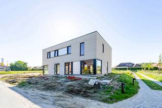 Op de voormalige brouwerijsite Appelmans realiseren we deze moderne halfopen woningen waar hedendaags comfort en een warme thuis centraal staan. Je woont hier in het hart van de gezellige dorpskern van Sint-Martens-Bodegem, met winkels, scholen en openbaar vervoer vlakbij. Tegelijk geniet je van een vlotte verbinding naar Brussel via de E40 en de Brusselse Ring. In Dilbeek ervaar je elke dag de rust van een groene omgeving, met natuur en charme om de hoek.
De woningen zijn doordacht ingedeeld en heel lichtrijk. De open leefruimte met keuken vormt het hart van het huis, aangevuld met een praktische berging, drie comfortabele slaapkamers. De badkamer is volledig uitgerust met bad, inloopdouche en dubbele wastafel, en ook boven is er een extra toilet voorzien. Buiten nodigt de zuidgerichte tuin uit om te ontspannen en te genieten van elk seizoen. Dankzij de combinatie van een warmtepomp, vloerverwarming en zonnepanelen woon je bovendien bijzonder energiezuinig (E10).
Neem gerust contact met ons op voor meer informatie en ontdek alle mogelijkheden. Een kijkje nemen? Je vindt de locatie ter hoogte van Wolsemstraat 117.