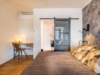 Laat je betoveren door dit prachtige, statige herenhuis in het hart van Mechelen. Met zijn royale ruimtes, verfijnde afwerking en authentieke karakter biedt dit unieke pand een uitzonderlijk wooncomfort en eindeloze mogelijkheden.<br /><br />Bij binnenkomst word je verwelkomd in een indrukwekkende inkomhal die de grandeur van het pand meteen voelbaar maakt. Op het gelijkvloers bevinden zich een inpandige garage, een stijlvolle eetruimte, een keuken, een toilet en een bureauruimte. Vanuit de eetruimte heb je toegang tot een prachtige stadstuin, een oase van rust midden in de stad.<br /><br />Via de majestueuze trap bereik je de eerste verdieping, waar een ruim woongedeelte met open keuken zich bevindt. Aansluitend vind je een royale slaapkamer met een terras en toegang tot de tuin, een ruime inloopdressing en een luxueuze badkamer.<br /><br />Op de tweede en derde verdieping bevinden zich in totaal zes ruime kamers, elk met een eigen badkamer. De derde verdieping beschikt bovendien over een wasruimte en een aparte kitchenette, ideaal voor gasten of inwonende familieleden. Alle kamers zijn voorzien van airconditioning en een eigen zekeringskast.<br /><br />Kortom, dit karaktervolle herenhuis combineert ruimte, luxe en comfort. Met zijn zeven stijlvolle kamers, een prachtige stadstuin en de vele mogelijkheden voor co-housing, kangoeroewonen of ondernemerschap, biedt het een unieke leefervaring.<br /><br />Bijzonderheden: <br />- High-end afwerking en instapklaar<br />- Ruim en veelzijdig herenhuis met karakter<br />- Mogelijkheid tot overname meubels<br />- Perfect als exclusieve privéwoning of kangoeroewoning