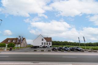 Contacteer Simon op het nummer 0498123708 of simon@vicusvastgoed.be <br /><br />De kantoorruimte is momenteel verhuurd. <br /><br />In Torhout bevindt zich dit instapklaar kantoorgebouw, gunstig gelegen met ruime parkeergelegenheid op eigen terrein.<br /><br />Het pand ligt op een vlot bereikbare locatie, slechts vijf minuten van de E403 alsook dicht bij tal van voorzieningen zoals winkels en het openbaar vervoer. Het gebouw biedt lichtrijke kantoorruimtes in een groene werkomgeving.<br /><br />Indeling van de woning:<br /><br />De gelijkvloers beschikt over een open kantoorruimte met grote werktafels, ideaal voor een open kantoorstructuur. De tweede verdieping is ingericht als open bureauruimte met daarnaast een aparte vergaderruimte. De grote raampartijen zorgen in het hele gebouw voor een ruimtelijk en aangenaam gevoel. Verder is er een ingerichte keuken aanwezig, voorzien van een kookplaat en oven. Onder het gebouw is er plaats voorzien als parkeergarage of opbergruimte.<br /><br />Buiten is er voldoende parkeerruimte voor zowel medewerkers als bezoekers. <br /><br />Contacteer Simon op het nummer 0498123708 of simon@vicusvastgoed.be