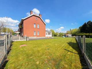 Caractérisée DEMI-CHALET AVEC GRAND POTENTIEL sur un TERRAIN SPACIEUX d'environ 603 m² à NIEUWERKERKEN (AALST). Située à un TIR D'ARQUE D'AALST et avec MAGASINS, ÉCOLES, TRANSPORT PUBLIC et autres commodités quotidiennes À PROXIMITÉ, cette maison constitue la base idéale pour ceux qui recherchent un PROJET DE RÉNOVATION avec DE NOMBREUSES POSSIBILITÉS. Par le hall d'entrée, vous accédez à l'ESPACE DE VIE LUMINEUX avec la cuisine à rénover, la véranda, les toilettes invitées et un espace de rangement/préparation pratique. De plus, depuis la cuisine, il y a un accès à l'ÉTAGE COMPLETENT SOUTERRAIN AVEC GARAGE, un ATOUT ABSOLU qui peut parfaitement servir d'ESPACE DE RANGEMENT SUPPLÉMENTAIRE, D'ESPACE DE LOISIRS ou D'ATELIER. Au premier étage, vous trouverez TROIS CHAMBRES SPACIEUSES et une salle de bain à rénover. L'ESCALIER FIXE menant au GRAND GRENIER offre des possibilités supplémentaires pour la création de CHAMBRES SUPPLÉMENTAIRES. À l'extérieur, vous profitez d'un LARGE ENTRÉE et d'un JARDIN COMPLÈTEMENT CLÔTURÉ où vous pouvez réaliser un agréable environnement extérieur en toute tranquillité.<br /><br />Adresse : Rue des Nations Unies 24 à Nieuwerkerken (Aalst)<br /><br />G-score et P-score D, Obligation de rénovation applicable, Mesures administratives dans le registre des mesures : Non