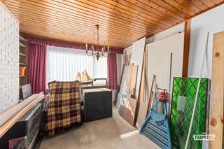 Ruimte, mogelijkheden en een centrale ligging komen samen in deze te renoveren rijwoning in de J. De Meyerstraat in Blankenberge. Met ca. 150 m² bewoonbare oppervlakte, vier slaapkamers en een indeling die heel wat mogelijkheden biedt, vormt deze eigendom een interessante basis voor wie op zoek is naar een woning die volledig naar eigen smaak kan worden ingericht.<br /><br />Via de inkomhal bereikt u de leefruimte met aanpalende eetplaats, gevolgd door de ruime open keuken. Achteraan de woning bevindt zich de badkamer, alsook een trap die toegang geeft tot een eerste slaapkamer. De eerste verdieping is te bereiken via een trap in de leefruimte en beschikt over nog twee volwaardige slaapkamers en een zolderruimte die bijkomende mogelijkheden biedt. Achteraan bevindt zich bovendien een terras voorzien van bergruimte, een aangename aanvulling op het geheel.<br /><br />De centrale ligging in Blankenberge maakt deze woning bijzonder interessant. Het centrum, winkels, horeca en andere dagelijkse voorzieningen bevinden zich op korte afstand. Dankzij de ruime oppervlaktes en de mogelijkheden tot renovatie kunt u hier een woonst creëren die volledig aansluit bij uw eigen wensen en levensstijl. Bovendien beschikt de woning over een EPC-label D, waardoor geen renovatieverplichting van toepassing is. <br /><br />Benieuwd naar het potentieel van deze woning te koop in Blankenberge? Plan vandaag nog uw bezoek bij Immo Francois en ontdek ter plaatse welke mogelijkheden deze eigendom u biedt.<br /><br />Denk je eraan om je woning in Blankenberge te verkopen? Neem vrijblijvend contact op met Iben van Immo Francois voor een gratis schatting via iben@immofrancois.be.<br /><br />