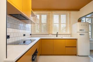 Te midden de gezellige Sint-Andrieswijk tussen het Zuid en de Grote Markt, bevindt zich dit smaakvol gerenoveerd twee slaapkamer appartement met zicht op Den Oever en Sint-Jansvliet. <br />Ontworpen met oog voor detail, biedt dit appartement u rust, licht en ruimte. De keuze voor natuurlijke materialen in combinatie met zachte texturen versterkt dit effect des te meer. <br /><br />Indeling: <br />U betreedt het appartement via de discrete inkomhal met gastentoilet en royale bergruimte met aansluiting voor wasmachine/droogkast. De ruime en uiterst lichte zuid-west georiënteerde leefruimte baadt in het licht en doet u genieten van unieke zichten. <br />Aansluitend treft u de ingerichte keuken aan, voorzien van alle toestellen waaronder koelkast, vaatwasser, oven, kookplaat, ... <br /><br />Vanuit de hal heeft u toegang tot de twee ruime slaapkamers. <br />De master slaapkamer werd voorzien van ingemaakte kasten en een ensuite badkamer met wastafel, ligbad, toilet en douche<br />De tweede slaapkamer van ca 12m2 is eveneens voorzien van een ensuite badkamer met wastafel en douche <br /><br />Tot slot voorziet het appartement in een handige privatieve kelder en een inpandige autostaanplaats welke te koop wordt aangeboden aan 55.000 euro. <br /><br />Troeven: <br />- uitzonderlijke locatie<br />- instapklaar<br />- uiterst licht hoekappartement<br />- gunstige EPC score