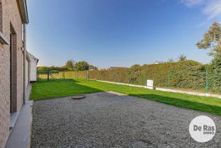 EERSTE BEZOEKDAG ZATERDAG 31/10 VANAF 10U tot 12U (enkel op afspraak!) <br />BERLARE - Rustig gelegen, instapklare woning met tuin <br /><br />Op wandelafstand van het Provinciaal Domein Nieuwdonk kan u deze instapklare woning vinden.<br />Deze geniet van een zeer vlotte bereikbaarheid dankzij de nabijheid van alle belangrijke invalswegen, winkels en openbaar vervoer.<br /><br />Naar indeling toe bevindt zich op het gelijkvloers een inkomhal, een gastentoilet, een woonkamer, een zithoek (eventueel derde slaapkamer), een keuken en de badkamer met douche.<br />Op de eerste verdieping bevinden zich nog 2 slaapkamers en een dressing.<br />Vanuit de keuken heeft u toegang tot een afgesloten tuin waar het heerlijk vertoeven is.<br />De garage kan multifunctioneel ingezet worden voor het stallen van een wagen/fietsen of als opbergruimte.<br /><br />Naar comfort toe beschikt het pand over dubbele beglazing, centrale verwarming op gas, isolatie van muren en vloeren.<br />Extra troeven: gunstig EPC B en asbestveilig!<br /><br />Deze woning is ideaal voor starters, jonge gezinnen of als investering.<br /><br />Kortom: een perfecte instapklare woning voor wie zorgeloos wil wonen of op zoek is naar een interessante investering op een rustige doch centrale locatie. Interesse?<br />Neem gerust contact op via 053 60 55 60.