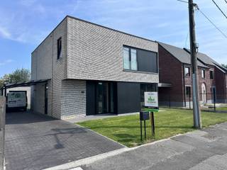 <span><span>Deze moderne nieuwbouwvilla, gelegen in het rustige Edewalle (Kortemark), biedt een ideale combinatie van comfort, ruimte en hedendaagse afwerking. De woning is perfect voor gezinnen die op zoek zijn naar een stijlvolle en praktische woonomgeving in een aangename, groene buurt.<br /><br />Bij het betreden van de woning komt u in de inkomhal met <strong>gastentoilet</strong>. Van hieruit bereikt u de lichtrijke <strong>woonkamer</strong>, die dankzij de grote raampartijen een aangenaam gevoel van ruimte en openheid creëert. De woonkamer sluit naadloos aan op de moderne open <strong>keuken </strong>met alle toestellen, die alle mogelijkheden biedt voor gezellig koken en tafelen. Aansluitend bevindt zich een praktische <strong>berging </strong>met aansluiting wasmachine en extra opbergruimte.<br /><br />Op de eerste verdieping bevindt zich de nachthal die toegang geeft tot <strong>drie zeer ruime slaapkamers</strong>. Daarnaast is er een tweede <strong>bergruimte</strong>, ideaal voor extra stockage. De ruime <strong>badkamer </strong>is afgewerkt met high-end materialen en functioneel ingericht bovendien is er een apart toilet op deze verdieping.<br /><br />Ook buiten biedt deze woning heel wat troeven. Vooraan is er een verzorgde voortuin met <strong>oprit </strong>voor meerdere wagens en een <strong>carport</strong>. Achteraan beschikt de woning over een ruime tuin waar u in alle rust kunt genieten. Bovendien is er een <strong>ruime garage </strong>die zorgt voor extra parkeergelegenheid en opbergruimte.<br /><br />Deze energiezuinige nieuwbouwwoning combineert hedendaags wooncomfort met een rustige ligging en vormt zo een ideale thuisbasis voor wie op zoek is naar kwaliteit en ruimte.<br /><br /><u>Troeven:</u></span></span>
<ul>
<li><span><span>3 volwaardige slaapkamers;</span></span></li>
<li><span><span>veel opbergruimte;</span></span></li>
<li><span><span>ruime tuin;</span></span></li>
<li><span><span>afgewerkt met degelijke kwalitatieve materialen.</span></span></li>
</ul>
<span><span>Beschikbaarheid: vanaf augustus 2026.<br /><br />EPB in aanvraag.<br /><br />Interesse in deze knappe villa? Contacteer ons voor meer info of een bezoek.</span></span>