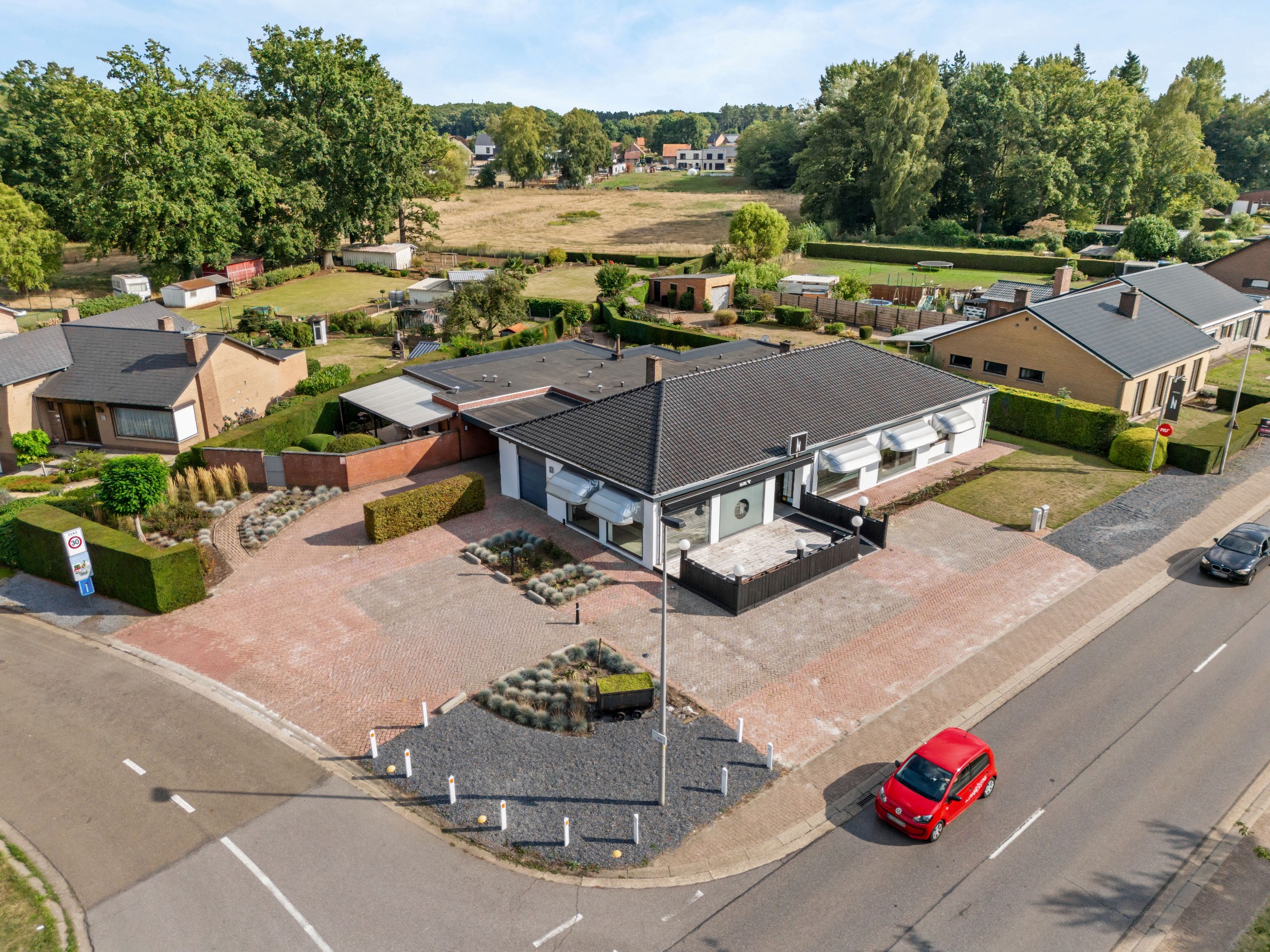 Opbrengsteigendom (handelsruimtes en 1 gelijkvloerse woonst), op een goede zichtlocatie te Heusden-Zolder! - foto 5