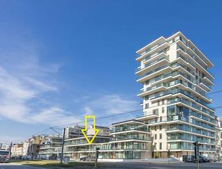 In de prestigieuze nieuwbouwresidentie <strong>Troon17</strong>, gelegen op een toplocatie in <strong>Oostende</strong>, bevindt zich dit stijlvol afgewerkte gelijkvloerse appartement. De residentie combineert hedendaagse architectuur met hoogwaardig <strong>wooncomfort</strong> en een uitstekende <strong>bereikbaarheid.</strong><br />Het appartement beschikt over een doordachte en functionele indeling en omvat:
<ul>
<li><span>Inkomhal met <strong>apart toilet</strong></span></li>
<li><span><strong>Lichtrijke woonkamer</strong> met eetplaats</span></li>
<li><span><strong>Zonnig terras</strong></span></li>
<li><span><strong>Open keuken</strong>, volledig uitgerust met alle nodige elektrische toestellen</span></li>
<li><span><strong>Twee ruime, volwaardige slaapkamers</strong></span></li>
<li><span><strong>Badkamer</strong> met inloopdouche en lavabomeubel</span></li>
<li><span><strong>Ruime berging</strong> </span></li>
</ul>
Daarnaast is er een <strong>privatieve kelder</strong> inbegrepen en is er een <strong>fietsenberging</strong> aanwezig in de residentie.<br /><br />Het appartement behaalt een <strong>uitstekend energielabel A</strong> en de <strong>elektrische installatie is conform</strong> de geldende normen, wat garant staat voor zorgeloos en energiezuinig wonen.<br />Ideaal voor wie op zoek is naar een <strong>instapklaar appartement nabij zee</strong>, zowel als vaste woonst, tweede verblijf of investering.<br /><strong>Aankoop mogelijk onder het btw-stelsel of onder het stelsel van de registratierechten.</strong><br /><br />Voor meer informatie of een bezoek:<br />📧 nicolas@jolieinvest.be<br />📞 0495/50.69.20<br />