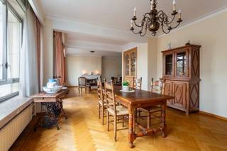 Ruim en lichtrijk appartement met vier volwaardige slaapkamers, twee badkamers en twee terrassen, gelegen op een centrale en vlot bereikbare...