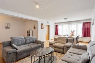 <p><span>Heverlee: Charmant ruim appartement met 3 slaapkamers en (optionele) garage</span></p><p><span> </span></p><p><span>Dit appartement is gelegen in een mooie omgeving in de nabijheid van winkels, openbaar vervoer en sportaangelegenheden. Het appartement is zeer ruim met 110m².</span></p><p><span>Er is een individuele garagebox met kantelpoort bereikbaar via een doorrit onder het gebouw. </span></p><p><span>In de kelderverdieping van het gebouw is er ook een privatieve kelder, handig voor stockage. Garage kan aangekocht worden aan een waarde van 25.000 euro.</span></p><p><span> </span></p><p><span>We betreden dit appartement gelegen op de 4de verdieping via een aangename inkomhal met vestiaire en apart gastentoilet.</span></p><p><span>De dubbele deur geeft toegang tot de woonkamer met eetplaats en een bureauhoek. Aansluitend hebben we de keuken. </span></p><p><span>Het appartement heeft 3 slaapkamers naast elkaar en een badkamer met ligbad en aansluiting voor wasmachine. </span></p><p><span>Aan de achterzijde is er een terras voorzien waar u kan genieten van de ochtendzon. </span></p><p><span> </span></p><p><span>Bent u op zoek naar een charmant ruim en lichtrijk appartement aan de rand van Leuven? Zoek niet verder en maak vandaag nog een afspraak! </span></p>