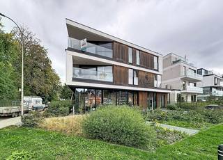 Ontdek dit recent gebouwde (2020) en kwalitatief afgewerkte appartement langs de Brusselsesteenweg. Dankzij de centrale ligging geniet u van een vlotte verbinding met het openbaar vervoer én de belangrijkste invalswegen.<br /><br />Het appartement omvat een lichtrijke leefruimte met een volledig ingerichte, moderne keuken en praktische berging. Daarnaast beschikt het over 2 slaapkamers, een badkamer met ruime inloopdouche, extra bergruimte en een aangenaam terras.<br /><br />Extra troef: het appartement is voorzien van zonnepanelen, wat bijdraagt aan een energiezuinig en comfortabel wooncomfort.<br /><br />* Gelegen op de tweede verdieping<br />* Gemeenschappelijke kosten: slechts €10/maand<br />* Zonnepanelen aanwezig<br />* Gebouw zonder lift<br /><br />Een recent, instapklaar appartement met een ideale ligging, kwalitatieve afwerking én zonnepanelen – perfect voor wie comfortabel, energiezuinig en praktisch wil wonen!