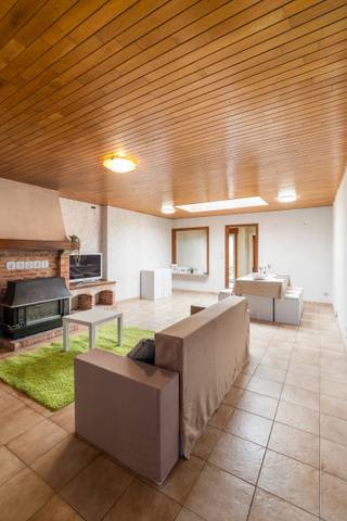 <p>Te koop: Gesloten woning in het centrum van Kuurne, nabij openbaar vervoer en winkels.</p>

<p>De woning beschikt over een woonkamer aansluitend op de keuken, badkamer met douche en apart toilet . Boven zijn er twee slaapkamers en een toilet. De woning heeft een vaste trap naar de zolder. De woning heeft een garage die toegang geeft tot de kelder. Er hoort ook een gezellige tuin met tuinhuis bij. Buiten is er ook nog stockageruimte.</p>

<p>Dankzij de vlotte bereikbaarheid en de nabijheid van winkels, scholen en openbaar vervoer is dit een interessante woning voor wie centraal wil wonen.</p>

<p>Indeling:</p>

<ul><li>Gelijkvloers: inkomhal, gezellige woonkamer, functionele keuken met aansluitende berging, badkamer en apart toilet, ruime zonnige tuin met berging en tuinhuis, garage en kelder</li><li>Eerste verdiep: twee slaapkamers en apart toilet</li><li>Tweede verdiep: een vaste trap naar de zolder met extra bergruimte of uitbreidingsmogelijkheden</li></ul>

<p>Troeven:</p>

<ul><li>Centrale ligging in Kuurne nabij openbaar vervoer</li><li>Aangename tuin van 100 m²</li><li>Garage en extra bergruimte aanwezig</li></ul>

<p>Wenst u graag meer informatie of een bezoek ter plaatste, contacteer dan Sofie 0474 222 182.</p>