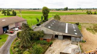 In mooi open gebied gelegen hoeve te koop te Veurne (Vinkem).<br />De hoeve komt voor op de inventaris bouwkundig erfgoed genaamd "Hooiweghoeve" waardoor mogelijks meerdere functiewijzigingen vergunbaar zijn.<br />Via een lange oprit komt u op het binnenerf van de hoeve met links dwarsschuur, rechts bijgebouw en frontaal de mooie historische woning.<br />Woning, rundveestal en loods zijn nog in zeer goeie staat.<br />Dwarsschuur met deels ingevallen dak is af te breken of te restaureren.<br />De hoeve was tot voor kort in gebruik voor landbouw.<br />Ze is te koop op 1,5 à 2 ha.<br /><br /><br />