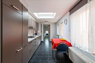 Rustig gelegen woning in een aangename woonomgeving! Dit huis bevindt zich in een rustige straat, tevens op wandelafstand van verschillende winkels, scholen & het openbaar vervoer. De oprit van de A12 Antwerpen-Brussel ligt op slechts 7 min. rijden. Deze woning dient gerenoveerd te worden: Het dak werd deels geïsoleerd en er zijn nog een paar ramen met enkele beglazing. Doch heeft dit eigendom als EPC Label een C (geen plicht). De indeling is als volgende: -1: een KELDER; GLVL: een inkomhall, een woonkamer, een ingerichte keuken en een ingerichte badkamer; 1eV: een traphall en 2 slaapkamers; 2eV: de 3e ruime slaapkamer. Verder beschikt dit huis over een koer & achtertuin met uitweg voor auto, bouw van garage is mogelijk!<br /><br />Voor meer informatie of een bezichtiging ter plaatse, kan u ons contacteren via 03 459 99 99 of info@leximmo.be!