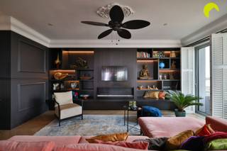 <h3><span>Un lieu de vie avec une vue imprenable. Et plein de caractère.</span></h3><p><span>On achète certains appartements pour leur emplacement. D’autres pour leur espace, leur vue ou leur architecture. Ici, vous bénéficiez de tout cela.</span></p><p><span> </span></p><p><span>Au 8e étage de la résidence </span><span>Zicht</span><span>, conçue par DRDH Architects, se trouve un appartement d’exception dont le projet a vu le jour dès la phase de conception : les propriétaires ont acheté deux appartements adjacents et les ont fait réunir pour former un seul et même logement spacieux d’environ 124 m², terrasses non comprises.</span></p><p><span> </span></p><p><span>Le résultat : un appartement qui ne ressemble en rien à un logement standard. Un espace de vie chaleureux, baigné de lumière, se prolonge par une cuisine ouverte, entièrement sur mesure et agrémentée de matériaux et d’équipements haut de gamme. Citons notamment une plaque de cuisson BORA, des appareils Siemens, une cave à vin climatisée et </span><span>un plan de travail</span><span>en céramique </span><span>Emperador </span><span>. Le parquet à chevrons, les placards sur mesure, l’éclairage d’ambiance et les matériaux soigneusement sélectionnés confèrent une cohérence stylistique à l’ensemble du logement.</span></p><p><span> </span></p><p><span>Il y a deux chambres à part entière, chacune dotée de sa propre salle de bains. La suite parentale dispose en outre d’un dressing attenant et dégage une atmosphère résolument « d’hôtel », avec une salle de bains en magnifique </span><span>pierre naturelle </span><span>italienne </span><span>Emperador </span><span>. Les deux toilettes ont également été réalisées dans ce même marbre luxueux. </span></p><p><span> </span></p><p><span>Et puis, il y a la vie en plein air. Pas moins de quatre terrasses offrent chacune une perspective différente sur Anvers. Depuis le 8e étage, vous dominez Nieuw Zuid et la ville, avec même, au loin, un aperçu de l’Escaut.</span></p><p><span> </span></p><p><span>Sur le plan pratique, rien n’a été oublié : un local à linge séparé derrière la cuisine, la climatisation, le chauffage au sol via le réseau de chauffage collectif, un débarras privatif en sous-sol et un vaste local à vélos fermé dans l’immeuble. La location d’une place de parking dans le parking souterrain peut être reprise. </span></p><p><span> </span></p><p><span>À l’extérieur aussi, vous êtes bien entouré. Nieuw Zuid allie architecture et espaces verts à des galeries d’art, à la boulangerie Dellafaille, à des restaurants tels que Nebo et Misera, ainsi qu’à de charmants cafés et adresses pour le déjeuner. Le Zuidpark et les quais rénovés de l’Escaut sont littéralement à vos pieds.</span></p><p><span>Un appartement pour ceux qui recherchent le confort d'une construction neuve, mais qui ne veulent absolument pas d'un logement standard.</span></p><p><span> </span></p><p><span>Informations utiles :</span></p><p><span>-PCE 76 kWh/m²/an (label A)</span></p><p><span>-Informations sur l'eau : score P A et score G A</span></p><p><span> </span></p><p><span>Ce logement offre une combinaison rare de grandeur authentique, de confort de vie contemporain et d’un emplacement absolument exceptionnel !</span></p><p><span> </span></p><p><span>Pour une visite sur place, vous pouvez nous contacter au 03 449 42 41 ou par e-mail à l'adresse <span>hallo@habicom.be</span></span><span> </span></p><p><span>Vous souhaitez connaître la valeur de votre logement ?  Vérifiez-la gratuitement sur www.watismijnhuiswaard.be </span></p><p><span> </span></p><p><span> </span></p>