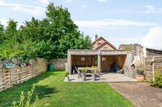 <p>Op een uiterst rustige locatie in Willebroek bevindt zich deze instapklare, gerenoveerde woning met oprit, ruime garage en een gezellige tuin. De woning combineert een aangename, residentiële ligging met een vlotte bereikbaarheid naar winkels, scholen, openbaar vervoer en belangrijke invalswegen.<br /><br />We betreden de woning via de inkomhal, die toegang biedt tot de gezellige leefruimte met houtkachel, die voor extra sfeer en warmte zorgt tijdens de koudere maanden. Aansluitend bevindt zich de volledig ingerichte keuken. Naast de keuken bevinden zich twee praktische bergingen, ideaal voor extra voorraad- en opbergruimte. Vanuit de eetkamer geniet u van een prachtig zicht op de tuin en heeft u rechtstreeks toegang tot het terras. Achteraan in de tuin bevindt zich een gezellige overdekte zithoek, de ideale plek om in alle rust te ontspannen.<br /><br />Op de eerste verdieping bevinden zich twee ruime slaapkamers en een badkamer. Via een vaste trap bereikt u de volledig afgewerkte zolderverdieping, ingericht als een bijzonder ruime derde slaapkamer.<br /><br />Ook op vlak van energie scoort deze woning uitstekend. De recente hoogrendementsgasketel, 15 zonnepanelen en de dakisolatie zorgen voor een gunstig EPC en een energiezuinig wooncomfort. Zijwaarts aan de woning bevindt zich bovendien een ruime garage met plaats voor twee wagens achter elkaar, aangevuld met een private oprit.<br /><br />Bent u op zoek naar een instapklare woning met drie ruime slaapkamers, een grote garage en een rustige ligging in Willebroek? Contacteer ons via 0473/27 88 57 of neem een kijkje op www.boonstravastgoed.be.<br />Bijzonderheden:<br /><br />• Gunstig EPC<br />• 3 ruime slaapkamers<br />• Garage voor 2 wagens, oprit <br /> </p>