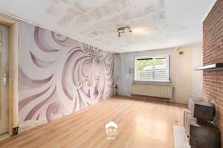 [[ DIT PAND NEEMT DEEL AAN DE ERA OPEN HUIZEN DAG OP 13/6 VAN 11:00 TOT 12:00 ]]
<p>Deze te renoveren woning is gelegen in een rustige buurt in Peer, met tal van wandelroutes in de omgeving en een vlotte bereikbaarheid naar omliggende gemeenten zoals Bree, Meeuwen en Hechtel-Eksel. Winkels, horeca, scholen en openbaar vervoer bevinden zich op korte afstand, wat zorgt voor een aangename en praktische woonomgeving.</p>

<p> </p>

<p>De woning, gebouwd in 1950, staat op een perceel van 773 m² en biedt een goede basis voor wie graag de handen uit de mouwen steekt. Op het gelijkvloers vind je een ruime keuken, een badkamer en een lichtrijke veranda. Verder zijn er 2 slaapkamers, een kelderberging en een buitenberging die ideaal is als extra opslagruimte. De zuidgerichte tuin maakt het geheel compleet. Bij afbraak en heropbouw met een erkende aannemer is er bovendien de mogelijkheid om te werken aan 6% btw (mits voldaan aan de voorwaarden).</p>

<p><br /><strong>Enkele troeven:</strong></p>

<ul><li>Rustige ligging nabij voorzieningen en natuur</li><li>Extra bergruimte dankzij schuur en kelder</li><li>Goede basis voor renovatie of heropbouw</li><li>Mogelijkheid tot 6% btw bij afbraak en heropbouw</li></ul>

<p><br />Benieuwd naar de mogelijkheden van deze woning? Plan gerust een bezoek in via impact@era.be of bel 089 46 48 63. Lander helpt je graag verder met een bezichtiging!</p>