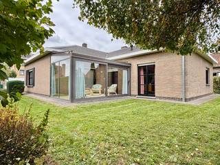 Gelijkvloerse villa op 614 m² met 3 slks en een inpandige garage.<br /><br />De Molenwieklaan te Kuurne is een doodlopende, rustige en toch zeer goed bereikbare ligging. Deze alleenstaande woning is gebouwd door de huidige eigenaar die momenteel het huis verkoopt.<br /><br />Inkom met apart toilet en vestiaire. Aan de linkerzijde is er een garage en gang die de 3 slaapkamers en badkamer verbind met elkaar. Aan de rechterzijde is er een zeer ruime leefruimte met aparte keuken. Deze keuken is quasi niet gebruikt en is werkelijk in nieuwstaat. Bij de keuken hoort er een aparte berging.<br /><br />Verder is er achteraan de woning, extra rustig gelegen, het slaapgedeelte. Drie slaapkamers en centraal een badkamer.<br /><br />De tuin is voorzien van een tuinhuis, veranda, zonneterras en is omheind.<br /><br />Recent (2020) is er een nieuw dak geplaatst op deze woning.<br /><br />PLUSPUNTEN:<br />+ asbest veilige woning! Enkel het tuinhuis heeft golfplaten en mastiekramen in asbest.<br />+ nieuw dak met 16 cm isolatie<br />+ gelijkvloers wonen