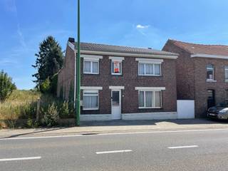 <p><span>Deze volledig te renoveren woning heeft volgens ons heel erg veel potentieel. Daarom vroegen we AI om de binnenkoer en de leefruimtes eens te renoveren en in te richten, zodat u een betere inschatting krijgt van de mogelijkheden. Er is namelijk een handige, erg ruime inkomhal met daarachter een zitruimte en de keuken die uitgeeft op de aangename binnenkoer en grote, groen aangeklede tuin. Ook de living geeft hierop uit en is erg ruim. De badkamer zit nu op het gelijkvloers achter de keuken, maar kan ook boven gemaakt worden. Er zijn daar immers 4 ruime kamers en nog een extra berging. Het dak op de woning werd recent vernieuwd. Ook de stallingen hebben heel wat mogelijkheden. Bent u een Handige Harry, dan kan dit een droomwoning worden. De locatie is ook top: in centrum Gingelom met een bakker/beenhouwer, grootwarenhuis en school in de buurt en de E40 op 5 minuten! </span></p>