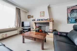 Dit hoekappartement van ca 112m2 is gelegen op de 2de verdieping van een kleinschalig appartementsblokje en heeft de ideale ligging. De indeling is als volgt: inkomhal, aangename leefruimte, keuken voorzien van toestellen, aparte berging. De nachthal geef toegang tot de 3 slaapkamers en de badkamer. Inclusief aparte garagebox. Er is een offerte voor het plaatsen van nieuwe pvc ramen en deze werken zullen ook nog uitgevoerd worden door de huidige eigenaar. Het appartement is momenteel verhuurd. extra's: lift aanwezig in het gebouw, terrassen werden reeds vernieuwd.