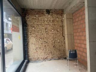 Casco-huurpand op commerciële ligging te Izegem.Ideaal als kantoor of kleine handelszaak...