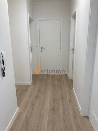 <p><span>MODERN EN GEZELLIG APPARTEMENT IN SCHOTEN</span></p><p><span> </span></p><p><span>Welkom in dit charmante en volledig gerenoveerde appartement gelegen in het aantrekkelijke Schoten. </span></p><p><span> </span></p><p><span>Het appartement beschikt over een zeer functionele indeling verdeeld over 74 m² bruikbare opp., gelegen in een rustige buurt. </span></p><p><span> </span></p><p><span>Via de inkomhal betreedt u de ruime L vormige woonkamer met aansluitend de keuken die is voorzien van moderne witte kasten met een functionele indeling. Met een gasfornuis, aanrecht ruimte en nuttige opslagruimte.</span></p><p><span> </span></p><p><span>De slaapkamer is een rustige ruimte met toegang naar een aangename zonnige tuin en terras. </span></p><p><span> </span></p><p><span>De badkamer is volledig betegeld en voorzien van essentiële sanitair, waaronder een toilet, wastafel met spiegelkast en een badkuip met douchescherm en wasmachine voorziening. </span></p><p><span> </span></p><p><span>Verder nog 1 bureau/dressing ruimte en praktische berging.</span></p><p><span> </span></p><p><span>- beschikbaar vanaf 1 Juni 2026 (kan vroeger vanaf 15 April)</span></p><p><span>- mogelijk om 1 garage bij te huren aan 90€/maand</span></p><p><span>- maandelijkse onkosten 27€</span></p><p><span>- EPC: 283</span></p><p><span>- cv op gas</span></p>