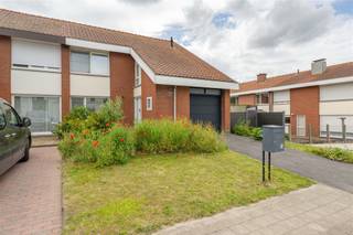 <p><span><strong>KIJKDAG DO 02/07 | TOPPER! INSTAPKLARE EN ENERGIEZUINIGE HALFOPEN WONING MET 4 SLAAPKAMERS, GARAGE EN TUIN IN HARTJE MEULEBEKE</strong></span><br /><span>Deze halfopen woning geniet een rustige ligging in een doodlopende straat, doch vlakbij bakker, slager, supermarkten en winkels. </span><br /><span>Deze energiezuinige instapklare woning is gerenoveerd tussen 2020 en 2025 en geniet 4 slaapkamers, 12 zonnepanelen met thuisbatterij, inpandige garage en zongerichte tuin.  </span><br /><span>Kijkdag op afspraak donderdag 2 juli 2026, mail of bel om jouw afspraak vast te leggen.</span><br /><span>Deze woning wordt aangeboden aan een richtprijs.</span></p><p><span><strong>INDELING: </strong></span><br /><span>We komen binnen in de inkomhal met gastentoilet met rechtstreekse toegang tot de leefruimte. De leefruimte biedt voldoende plaats voor een ruime zithoek en eetplaats. Aansluitend vinden we de geïnstalleerde keuken met ontbijthoek voorzien van oven, kookplaat, dampkap, spoelbak en vaatwasmachine. Achterliggend bevindt zich de douchecel, garage en berging. Op het eerste verdiep is er een nachthal met toegang tot 4 volwaardige slaapkamers, een afzonderlijk toilet en de badkamer met douche en lavabo met meubel. </span><br /><span>Tot slot is er ook nog zolder voorzien. </span><br /><span>Buiten kan men genieten van een prachtige zongerichte tuin die volledig afgesloten en ingevolge kindvriendelijk is.</span></p><p><span><strong>TROEVEN: </strong></span><br /><span>- INSTAPKLAAR</span><br /><span>- ENERGIEZUINIG</span><br /><span>- 4 SLAAPKAMERS</span><br /><span>- ZONGERICHTE TUIN</span><br /><span>- GARAGE EN STAANPLAATS</span></p>