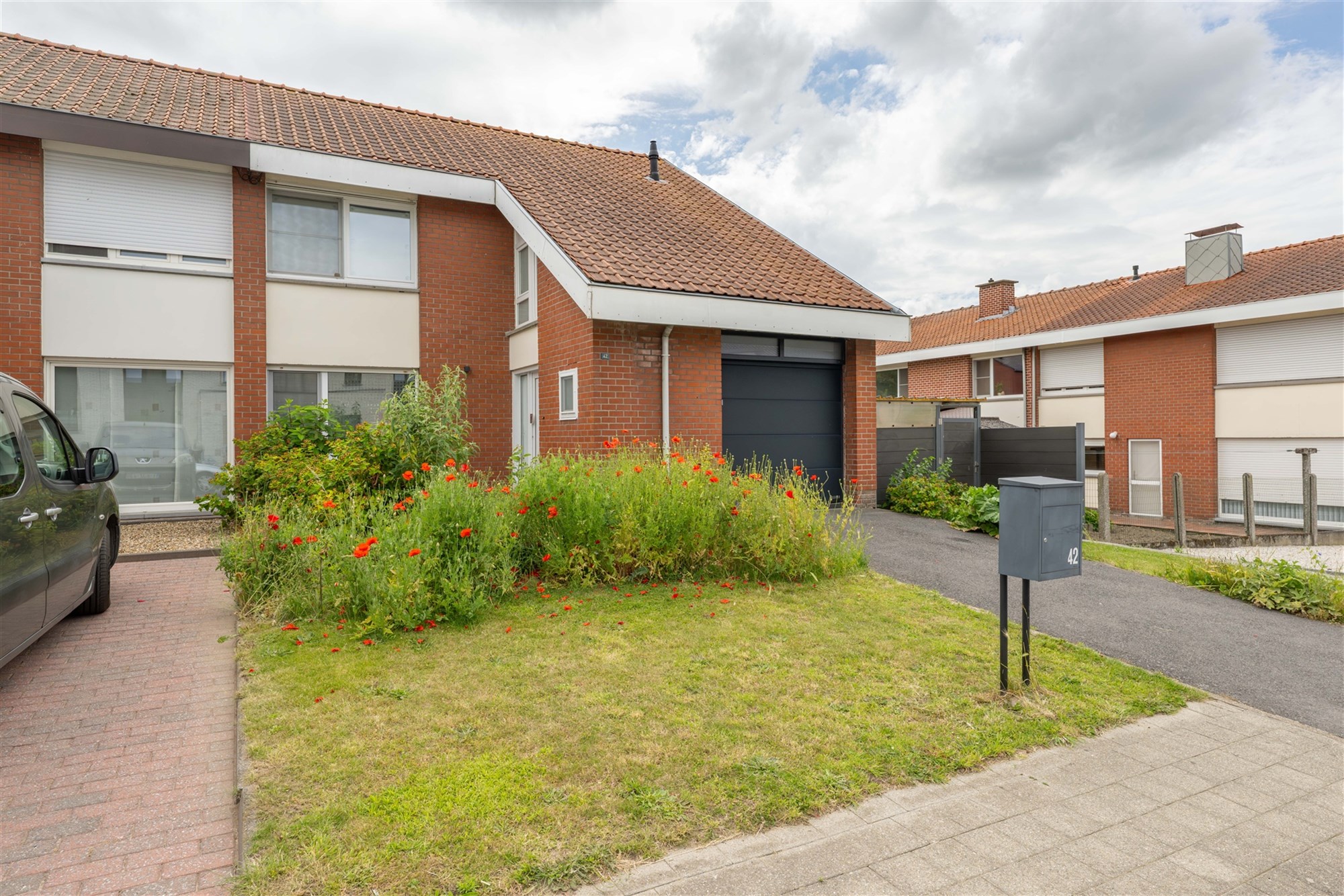 Halfopen woning met 4 slaapkamers, garage en zongerichte tuin - foto 2