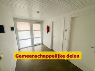 Investeringspand met drie wooneenheden en drie garages op gunstige locatie in KortrijkIn een vlot bereikbare buurt van Kortrijk vinden we dit degelijk appartementsgebouw terug, bestaande uit drie afzonderlijke appartementen en drie privatieve garages. Deze eigendom vormt een interessante opportuniteit voor investeerders die op zoek zijn naar een rendabel vastgoedproject met een beperkt beheer en lage gemeenschappelijke lasten.Het gebouw omvat twee volwaardige appartementen met twee slaapkamers en een aangenaam balkon, aangevuld met een gelijkvloers appartement met één slaapkamer en een eigen terras. Iedere woonentiteit beschikt over een afzonderlijke garage, wat de verhuurbaarheid en de waarde van het geheel aanzienlijk versterkt.De eigendom onderging in 2016 een uitgebreide renovatie en werd sindsdien zorgvuldig onderhouden. Met gunstige EPC-scores (label B), vernieuwd buitenschrijnwerk en conforme elektrische installaties biedt dit pand een duurzame investering zonder onmiddellijke kosten. Bovendien is er geen syndicus actief binnen het gebouw, waardoor de gemeenschappelijke uitgaven beperkt blijven en het beheer overzichtelijk is.Het gelijkvloerse appartement is momenteel niet verhuurd en staat ter beschikking van een nieuwe eigenaar of huurder. Bij volledige bezetting kan het gebouw een maandelijkse huuropbrengst genereren van ongeveer € 2.400, wat dit pand bijzonder interessant maakt voor wie op zoek is naar een stabiele investering met onmiddellijk rendement.