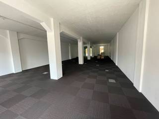 Bureau idéalement situé et prêt à l’emploi d’environ 861 m² à louer dans le centre de Bruxelles, bénéficiant d’une excellente accessibilité.<br /><br />L’espace fait partie de l’immeuble de bureaux authentique « Tour & Taxis », l’historique Entrepôt Royal, entièrement rénové en un bâtiment multifonctionnel.<br />Tour & Taxis propose des espaces de bureaux flexibles, adaptables aux besoins et aux exigences de votre entreprise.<br />Le complexe a récemment été modernisé avec des panneaux solaires, la climatisation, de nouveaux blocs sanitaires et des capteurs de CO₂.<br />Situé à l’entrée de l’ensemble du site de Tour & Taxis, le bâtiment offre de nombreux services tels que restaurants, commerces, infrastructures sportives, réception, crèche, douches, parking vélos sécurisé ainsi qu’un service de navette vers la gare du Nord.<br />Disponible immédiatement.<br /><br />Contactez PANORAMA B2B pour de plus amples informations, les plans ou une visite sans engagement : 0477 09 00 09